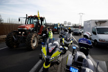 Farmári v mnohých európskych krajinách, napríklad aj vo Francúzsku, odkiaľ je snímka, protestujú proti vysokým cenám, daniam a zelenej regulácii. FOTO: Reuters