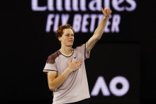 Taliansky tenista Jannik Sinner oslavuje víťazstvo vo finále proti Rusovi Daniilovi Medvedevovi. FOTO: Reuters
