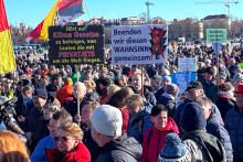 Nemeckí občania protestovali počas víkendu vo viacerých mestách. FOTO: Reuters