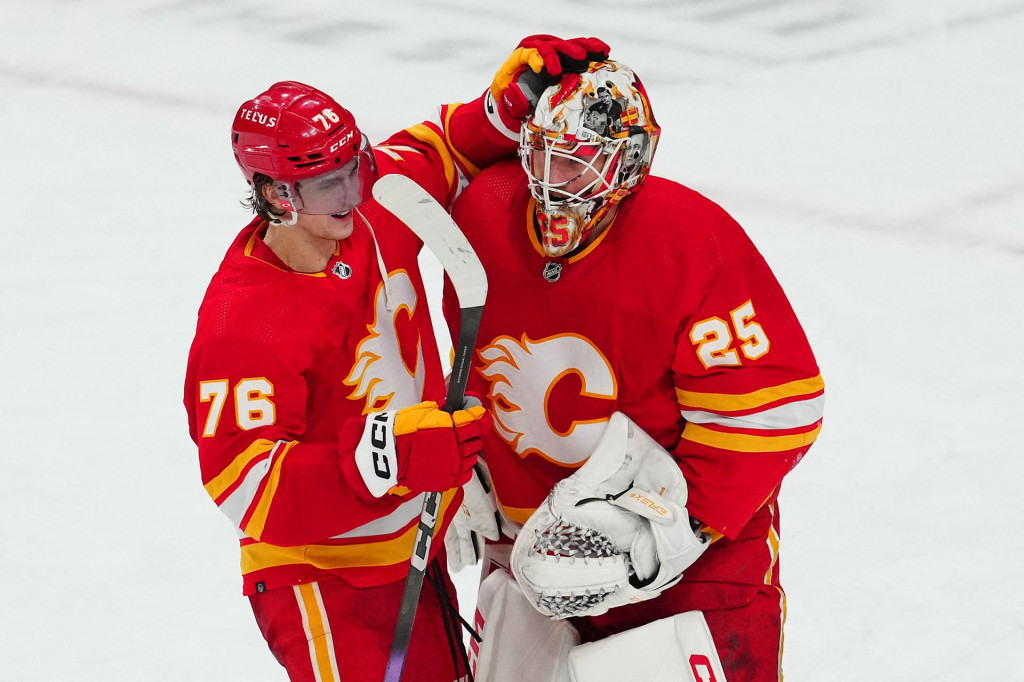 Brankár Calgary Flames Jacob Markstrom (25) s Martinom Pospíšilom (76). FOTO: Reuters
​