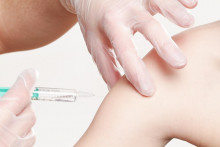 Účinnou prevenciou je očkovanie proti chrípke.