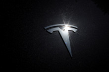 Logo spoločnosti Tesla. FOTO: Reuters
