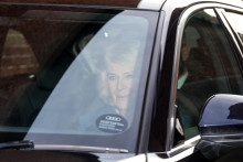 Britská kráľovná Camilla prichádza na londýnsku kliniku, kde sa britský kráľ Karol III. lieči na zväčšenú prostatu. FOTO: Reuters