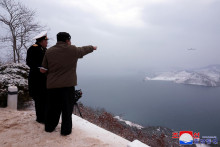 Severokórejský vodca Kim Čong-un sa zúčastňuje na teste riadenej strely odpálenej z ponorky. FOTO: Reuters