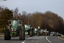 Francúzski farmári sa pokúšajú dostať do Paríža počas protestu. FOTO: Reuters