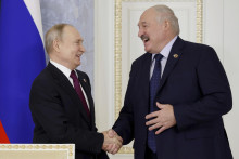 Ruský prezident Vladimir Putin (vľavo) a jeho bieloruský náprotivok Alexandr Lukašenko sa usmievajú na rokovaní Najvyššej štátnej rady Zväzového štátu Ruska a Bieloruska v Petrohrade. FOTO: TASR/AP

