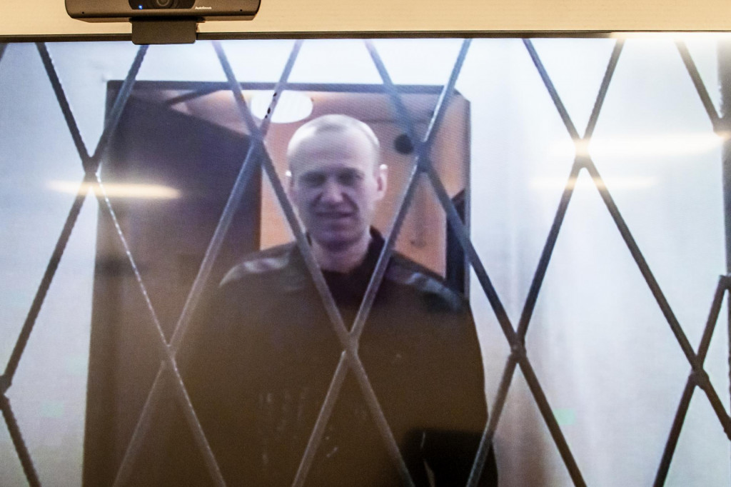 Ruský opozičný politik Alexej Navaľnyj v čiernom väzenskom úbore vystupuje prostredníctvom videospojenia na súdnom pojednávaní v meste Kovrov vo Vladimírskej oblasti. FOTO: TASR/AP