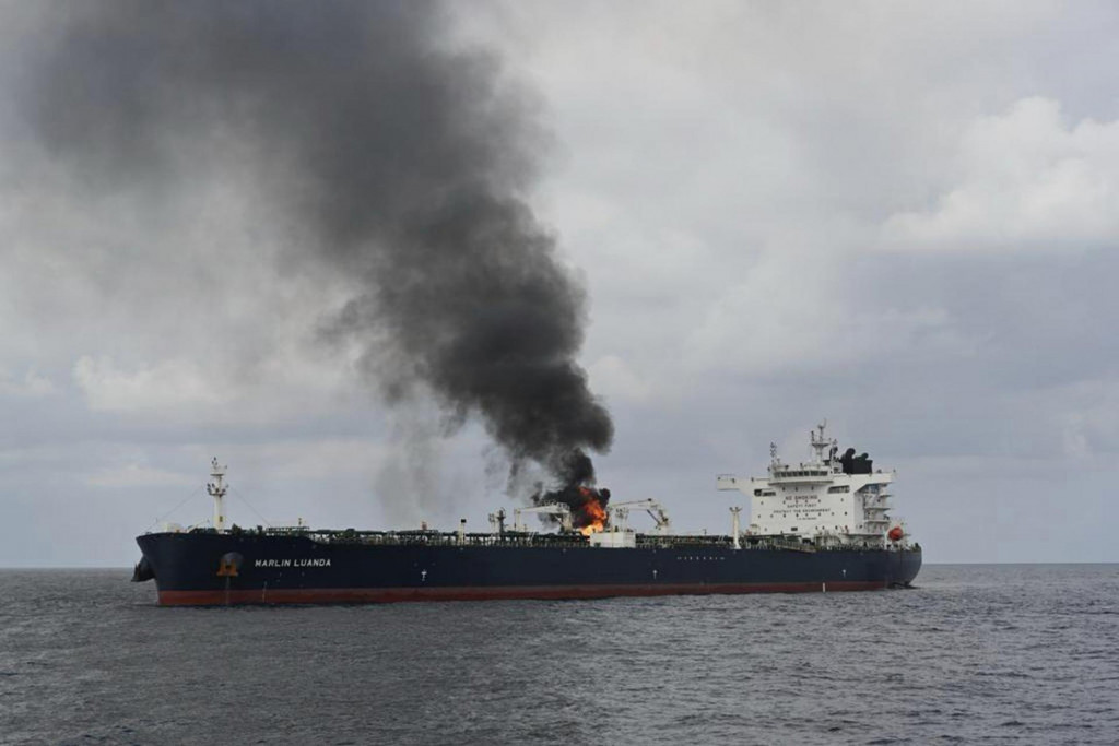 Horiaci ropný tanker Marlin Luanda po útoku húsíov v Červenom mori. FOTO: TASR/AP