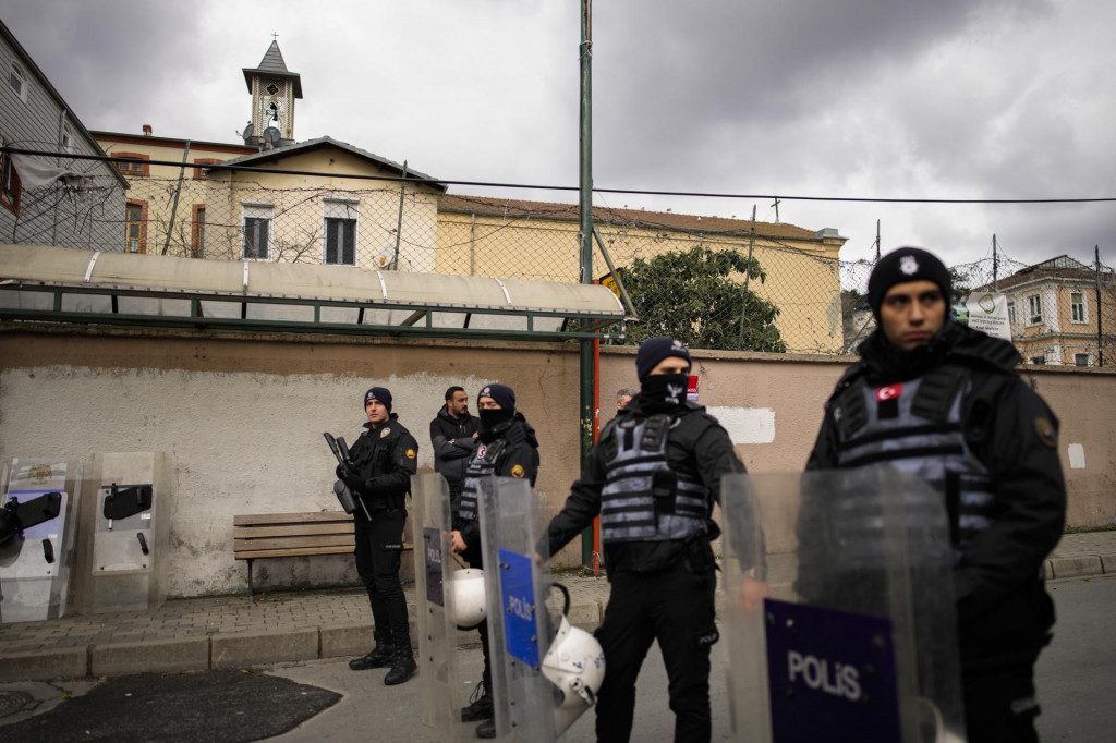 Tureckí policajti hliadkujú v uzatvorenej zóne pred kostolom Santa Maria v tureckom Istanbule. FOTO: TASR/AP