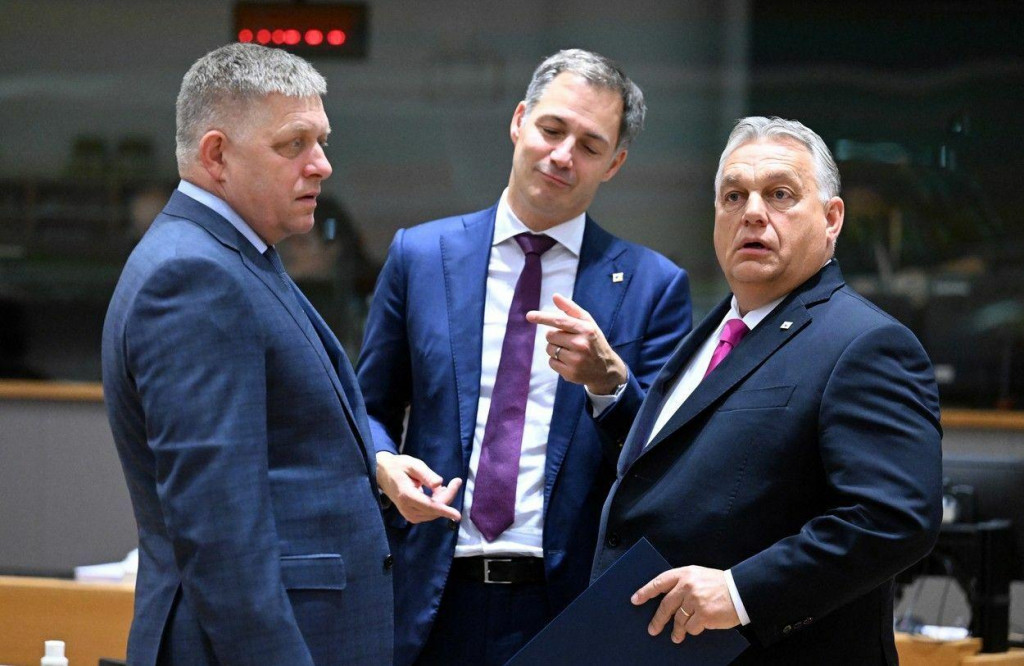 Maďarský premiér Viktor Orbán diskutuje na summite v Bruseli s belgickým a slovenským šéfom vlády. FOTO: Profimedia
FOTO: Profimedia