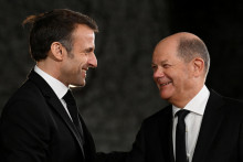 Nemecký kancelár Olaf Scholz a francúzsky prezident Emmanuel Macron sa na stretnutí usmievajú, ale so stagnujúcou ekonomikou im v skutočnosti nie je veľmi do smiechu. FOTO: REUTERS