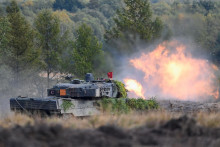 Tank Leopard 2 strieľal počas armádneho výcviku na vojenskej základni nemeckého armádneho Bundeswehru. FOTO: Reuters