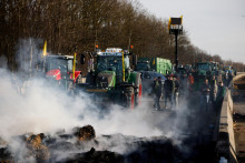 Belgickí farmári používajú svoje traktory na blokovanie diaľnice A42, keď protestujú proti cenovým tlakom, daniam a ekologickej regulácii. FOTO: Reuters