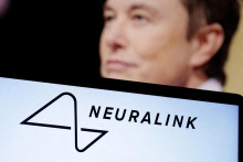 Logo spolu Neuralinku s Elonom Muskom v pozadí.