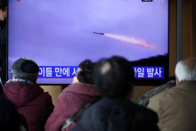 Ľudia sledujú televíziu vysielajúcu spravodajskú správu o Severnej Kórei, ktorá odpálila viacero neidentifikovaných riadených striel do mora pri jej západnom pobreží. FOTO: Reuters