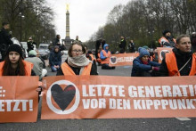 Nemeckí klimatickí aktivistu nebudú blokovať premávku lepením sa na vozovku.