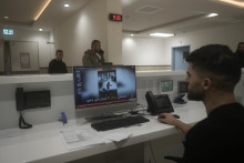 Zamestnanec nemocnice Ibn Síná ukazuje záznam z bezpečnostnej kamery, na ktorom je vidieť smrtiaci zásah izraelskej armády v Džaníne. FOTO: TASR/AP