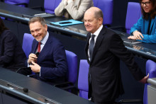 Nemecký minister financií Christian Lindner and kancelár Olaf Scholz. FOTO: REUTERS