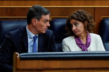 Španielsky premiér Pedro Sanchez a prvá podpredsedníčka vlády Maria Jesus Montero v španielskom parlamente. FOTO: REUTERS