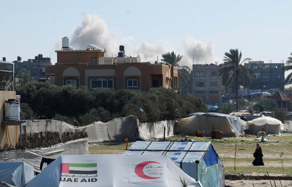 Dočasné úkryty pre Palestínčanov, ktorí utekajú utekajú z Chán Júnis smerom na Rafah počas izraelskej pozemnej operácie proti palestínskej islamistickej skupine Hamas. FOTO: Reuters