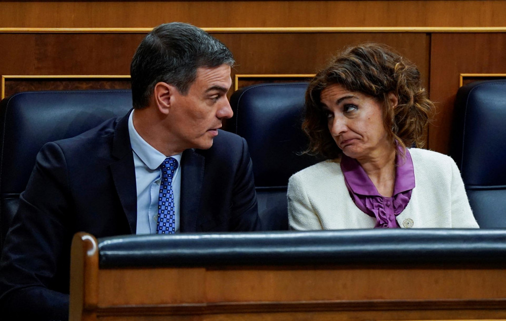 Španielsky premiér Pedro Sanchez a prvá podpredsedníčka vlády Maria Jesus Montero v španielskom parlamente. FOTO: REUTERS