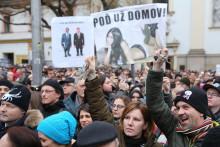 Protesty Za slušné Slovensko v roku 2018 vznietila situácia po vražde novinára Jána Kuciaka. Súčasné protesty sú výrazom nespokojnosti časti verejnosti s trestaním korupcie a majetkových zločinov. FOTO: HN/Peter Mayer