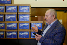 Boris Nadeždin, dlhoročný kritik Kremľa, pri odovzdávaní vyzbieraných podpisov Ústrednej volebnej komisii v Moskve. FOTO: REUTERS