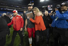Travis Kelce sa teší s priateľkou Taylor Swiftovou po postupe do finále Super Bowlu. FOTO: Profimedia.sk