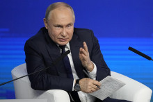 Ruský prezident Vladimir Putin gestikuluje počas stretnutia s aktivistami svojej volebnej kampane v Moskve. FOTO: TASR/AP