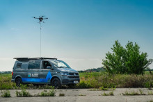 Mobilné miesto riadenia - MMR spolu s upútaným dronom VIMA štartujúcim zo strechy vozidla