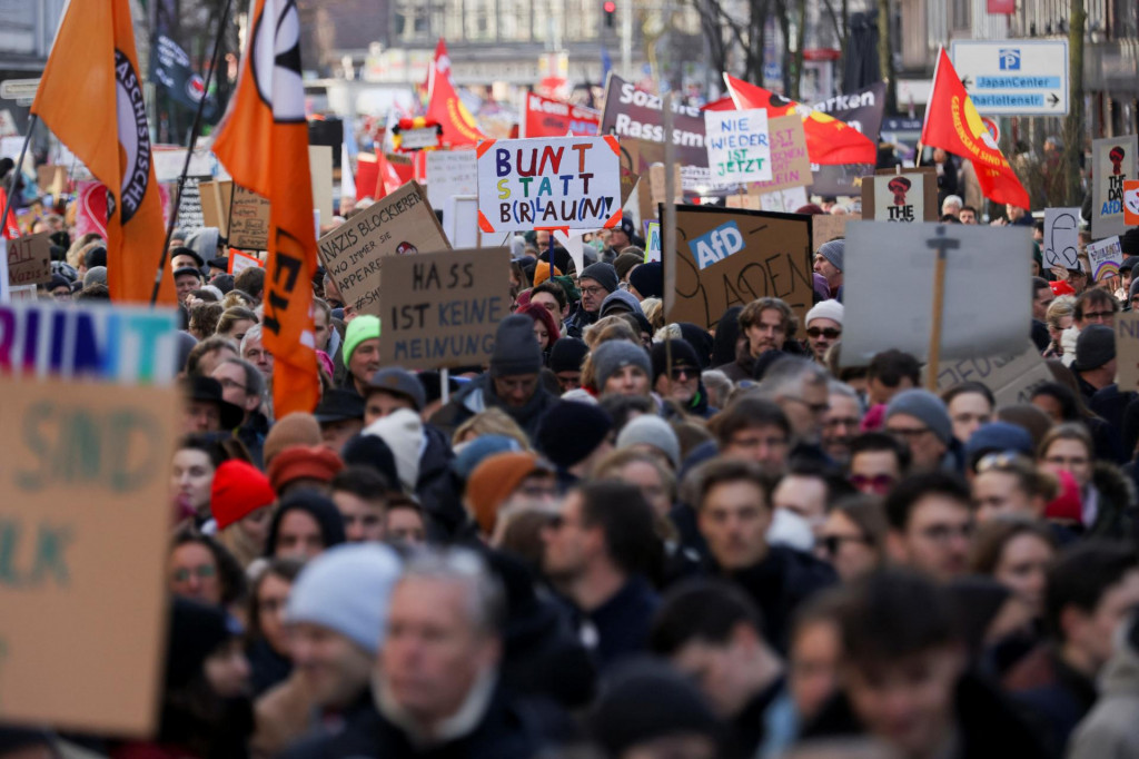 Ľudia sa zúčastňujú demonštrácie proti strane Alternatíva pre Nemecko, pravicovému extrémizmu a za ochranu demokracie v nemeckom Düsseldorfe. FOTO: REUTERS