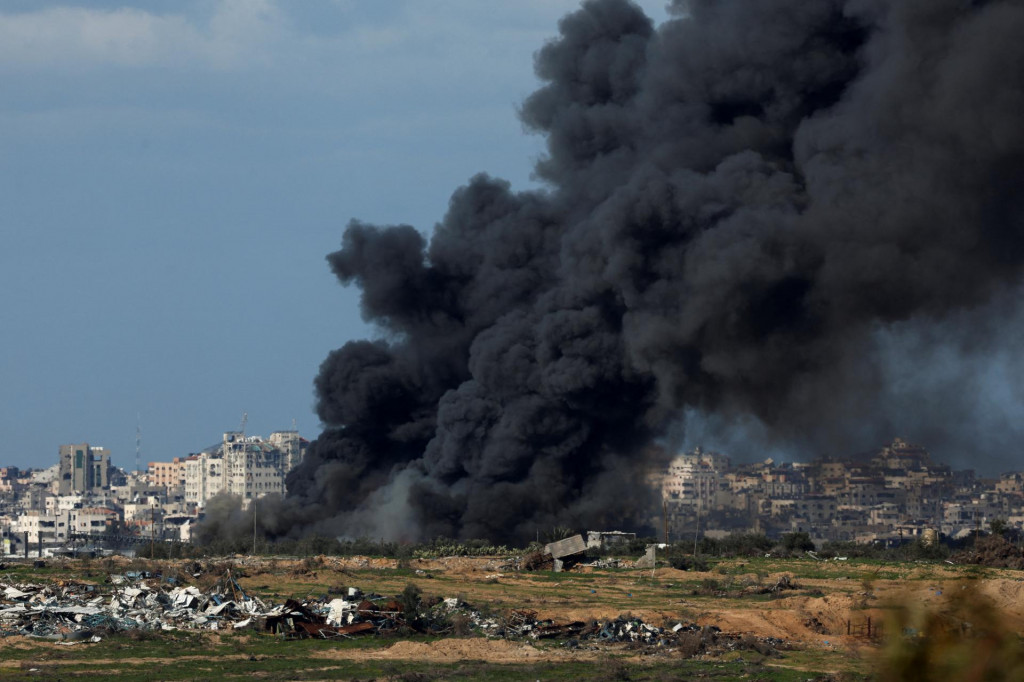 Pohľad z Izraela na stúpajúci dym zo severnej Gazy. FOTO: REUTERS