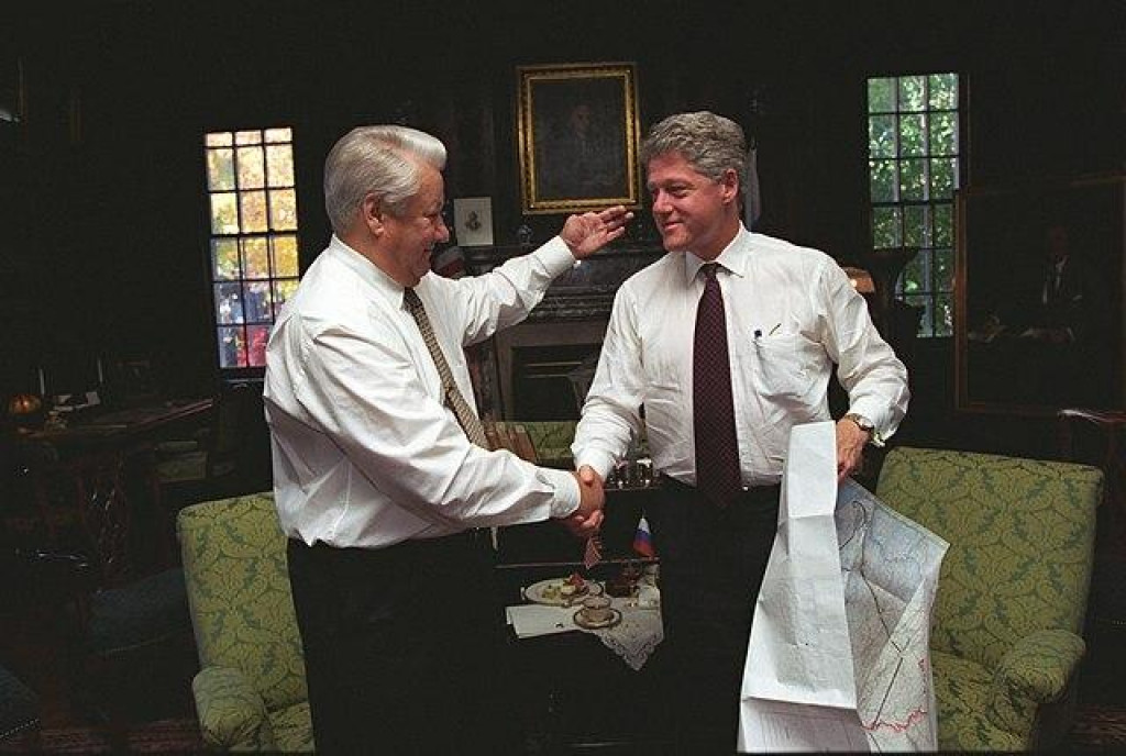 Prezident USA Bill Clinton (vpravo) víta ruského prezidenta Borisa Jeľcina v Rooseveltovej prezidentskej knižnici v New Yorku.
FOTO: Wikimedia Commons