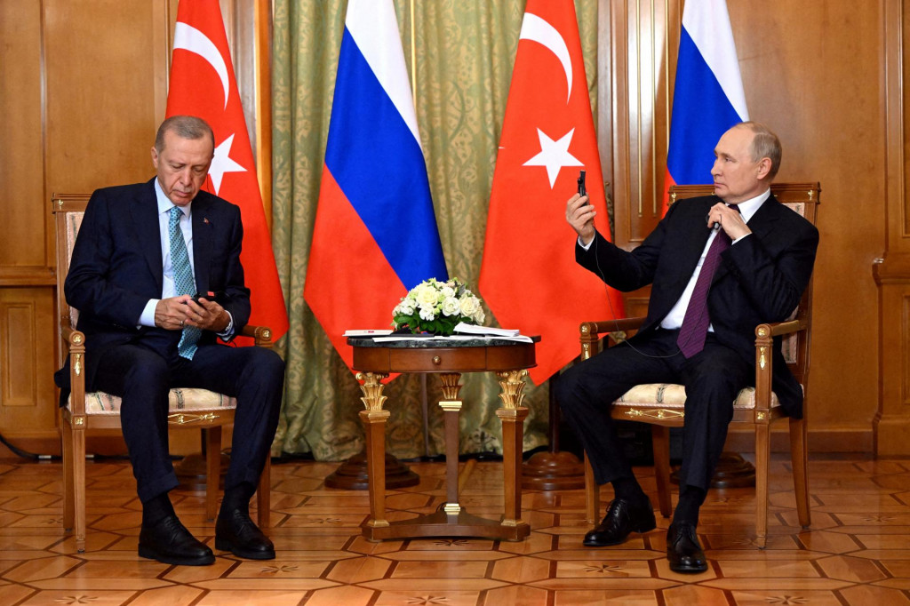 Ruský prezident Vladimir Putin a turecký prezident Tayyip Erdogan sa zúčastňujú stretnutia v ruskom meste Soči. FOTO: Reuters