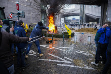 Farmári pália odpadky a pneumatiky počas protestu pred Európskym parlamentom. FOTO: TASR/AP