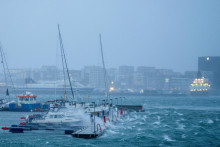 Lode sa hojdajú v prístave počas búrky Ingunn v nórskom meste Bodö. FOTO: Reuters