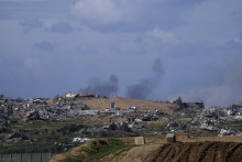 ym stúpa z trosiek budov zničených počas pozemnej operácie izraelskej armády v pásme Gazy čo je viditeľné z juhu Izraela neďaleko plotu na hranici s Gazou. FOTO: TASR/AP