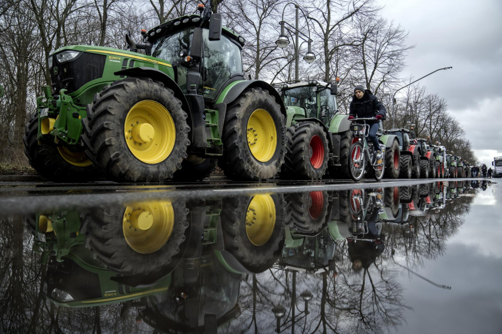 Nemeckí farmári parkujú so svojimi traktormi počas protestu vo vládnej štvrti v Berlíne. FOTO: TASR/AP

