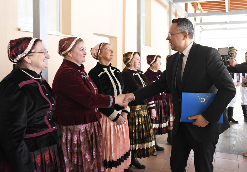 Minister financií Ladislav Kamenický (vpravo) sa zdraví so ženami z obce Kamenica nad Cirochou. FOTO: TASR/F. Iván