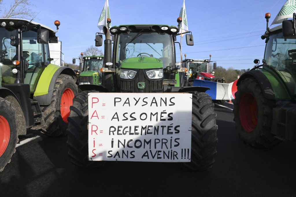 Traktori blokujúce diaľnicu v Arsy, severne od Paríža. FOTO TASR/AP
