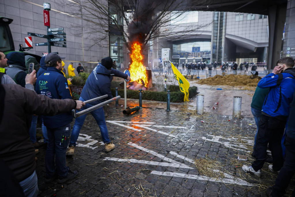 Farm&aacute;ri p&aacute;lia odpadky a pneumatiky počas protestu pred Eur&oacute;pskym parlamentom. FOTO: TASR/AP