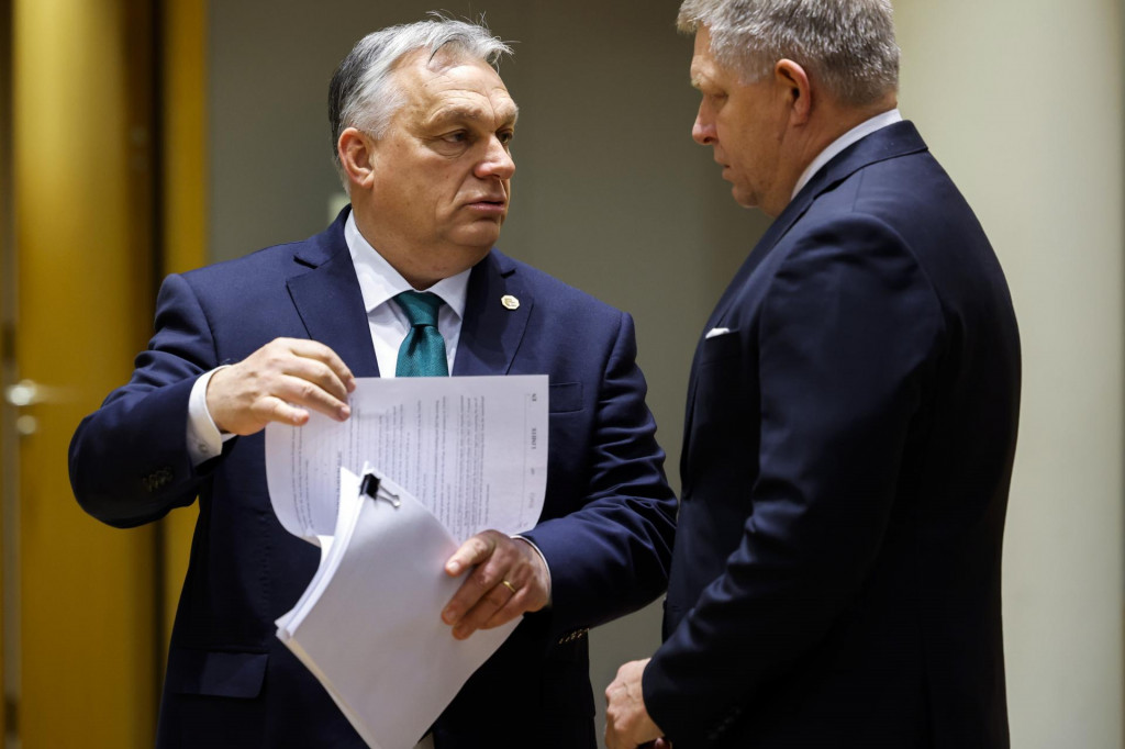 Slovenský premiér Robert Fico (vpravo) a maďarský premiér Viktor Orbán počas samitu EÚ. FOTO: TASR/AP