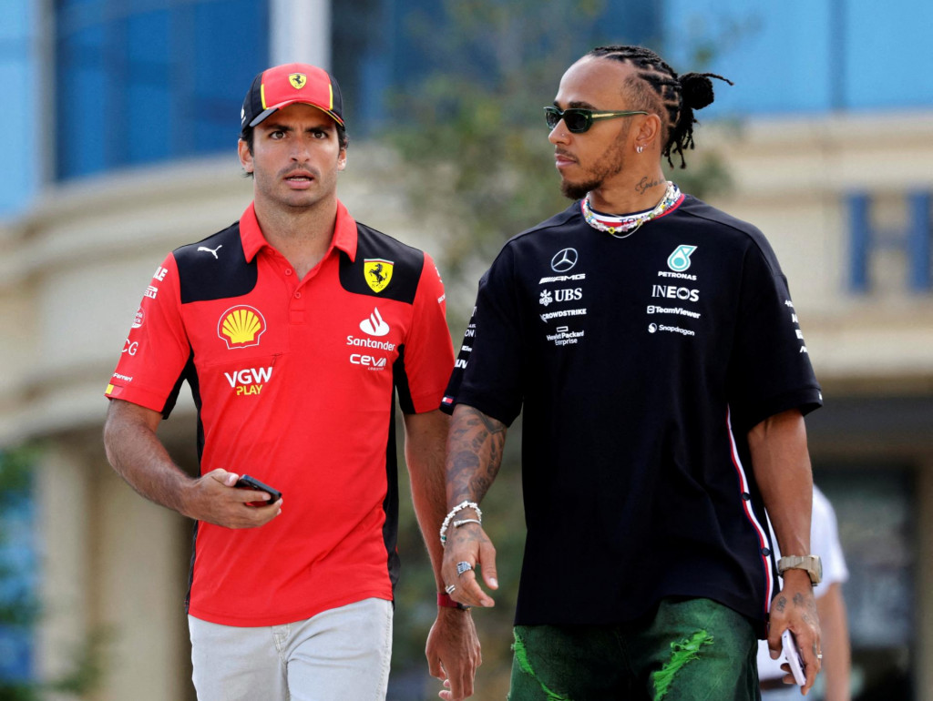 Lewis Hamilton (vpravo) a Carlos Sainz Jr. Práve Španiela by mal legendárny Brit vo Ferrari nahradiť. FOTO: Reuters