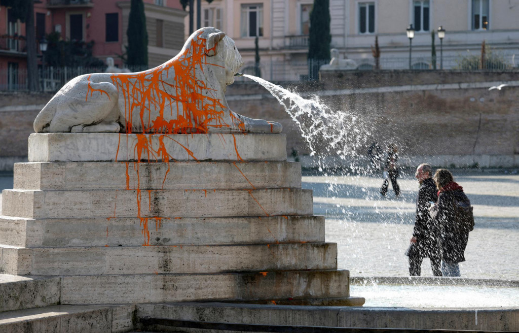 Aktivisti za práva zvierat poliali farbou rímsku fontánu levov známu ako „Fontana dei Leoni“ na námestí Piazza del Popolo. FOTO: Reuters