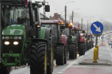 Farmári jazdia pomaly na traktoroch počas protestu v meste Deblin na juhohýchode Poľska. FOTO: TASR/AP