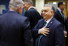 Slovenský premiér Robert Fico (vľavo) a maďarský premiér Viktor Orbán sa rozprávajú počas summitu EÚ. FOTO: TASR/AP