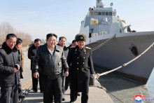 Kim Čong-un počas návštevy lodeníc. FOTO: KCNA/Reuters