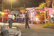 Hasiči, policajti a záchranári na mieste pádu malého lietadla v americkom meste Clearwater. FOTO: TASR/AP