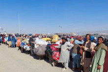 Afganskí občania čakajú so svojimi vecami na hraničnom priechode s Pakistanom. FOTO: Reuters