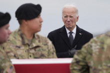 Americký prezident Joe Biden (vpravo) stojí, zatiaľčo príslušníci americkej armády vynášajú rakvu s telesnými pozostatkami amerického vojaka, seržanta Kennedyho Ladona Sandersa, ktorý zahynul pri útoku dronom na vojenskej základni známej ako Tower 22 na severovýchode Jordánska. FOTO: TASR/AP